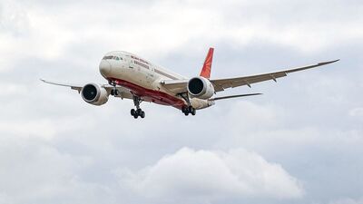„Nem akarjuk folytatni” – üzenték az irányítótoronynak a Boeing 787-es repülőgép pilótái, akik hétfőn visszafordultak a súlyos indiai baleset után